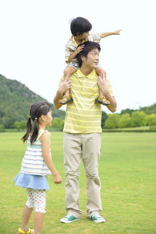 东方人,儿童,头发,三个人,家庭,父亲,女儿,儿子,站,举,笑,摸,微笑,露齿笑,竖图,室外,白天,正面,旅游,度假,纯洁,草地,草坪,植物,亚洲,抚摸,指,阴影,服装,光线,影子,云,云朵,云彩,注视,休闲装,黄种人,方向,娱乐,草,树,树木,小孩,骑,衣服,黄色,蓝色,绿色,黑色,白云,蓝天,天空,阳光,自然,天,观察,看,扛,手势,托,站着,享受,休闲,温暖,温馨,父女,父子,一家人,休闲服,放松,父爱,可爱,童年,童趣,服饰,生长,成长,观看,和睦,察看,指向,食指,关注,童真,烂漫,无邪,扛在肩上,骑在肩上,天真,男孩,男人,男性,年轻男性,女孩,女人,女性,亚洲人,孩子,年轻人,长发,触摸,接触,举起,举手,举着,向上举,向上伸,向上托,站立,彩图,全身,融洽,男生,女生