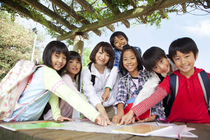 东方人,儿童,头发,栏杆,站,举,笑,微笑,露齿笑,横图,室外,白天,正面,旅游,度假,纯洁,成功,合作,团队,集体,信心,草地,草坪,山,山脉,植物,桌面,道路,地图,亚洲,一排,弯腰,指,阴影,服装,整齐,光线,信息,影子,山峰,云,云朵,围栏,交通,山峦,许多人,云彩,扭头,注视,休闲装,黄种人,方向,娱乐,队伍,护栏,草,树,树木,排列,小孩,衣服,红色,蓝色,绿色,白色,黑色,白云,蓝天,天空,阳光,自然,群山,天,低头,观察,看,手势,托,站着,转头,一群人,享受,休闲,休闲服,放松,可爱,童年,童趣,服饰,生长,成长,观看,引导,指引,察看,指向,食指,成就,队列,关注,合伙,童真,烂漫,无邪,弯身,天真,男孩,男人,男性,女孩,女人,女性,亚洲人,举起,举手,举着,向上举,向上伸,向上托,站立,半身,彩图,导航,男生,女生