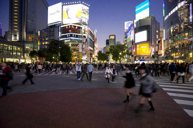 东方人,家,商店,站,走,横图,室外,夜晚,正面,购物,旅游,度假,消费,草地,草坪,美景,植物,超市,道路,路,路灯,人行横道,公路,照明,东京,日本,亚洲,房屋,屋子,景观,人行道,灯光,交通,许多人,黄种人,娱乐,楼房,住宅,灯,草,树,树木,绿色,蓝天,天空,自然,天,站着,一群人,享受,休闲,景色,放松,金融,百货,生长,成长,照亮,照明设备,自然风光,人行横道线,选购,贸易,百货公司,东亚,本州,关东地方,本州岛,日本国,东京都,血拼,男人,男性,年轻男性,年轻女性,女人,女性,亚洲人,斑马线,马路,步行,散步,站立,走路,半身,彩图,房子,购物商场,购物中心,商业中心