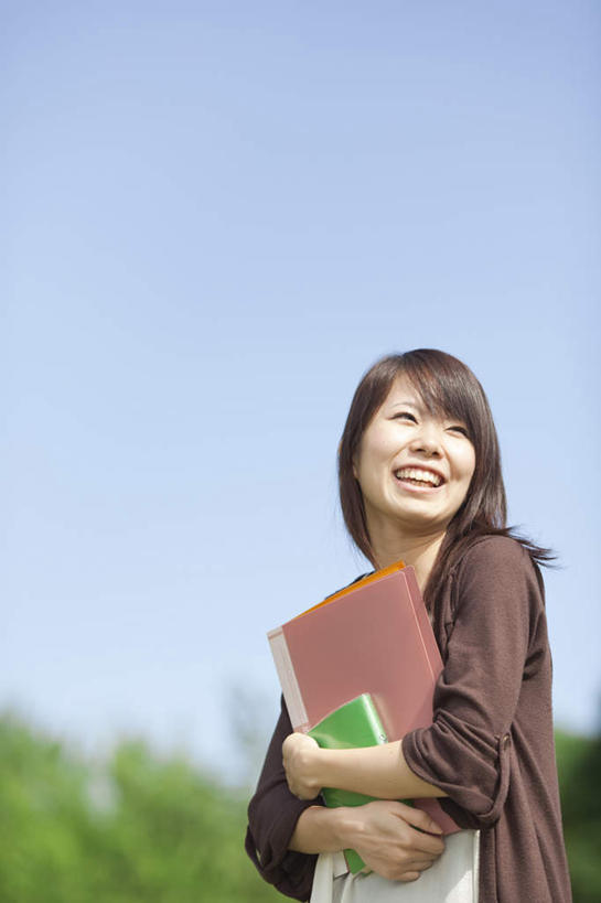 东方人,头发,站,捧,笑,摸,微笑,露齿笑,竖图,室外,白天,侧面,草地,草坪,植物,书籍,亚洲,许多,抚摸,握,阴影,服装,朦胧,模糊,光线,影子,云,云朵,拿,云彩,拿着,扭头,注视,休闲装,黄种人,草,树,树木,衣服,蓝色,绿色,黑色,灰色,白云,蓝天,天空,阳光,自然,天,观察,看,站着,转头,休闲,休闲服,握着,服饰,生长,成长,观看,察看,关注,亚洲人,长发,书,图书,触摸,端,端着,接触,捧着,手捧,站立,半身,彩图