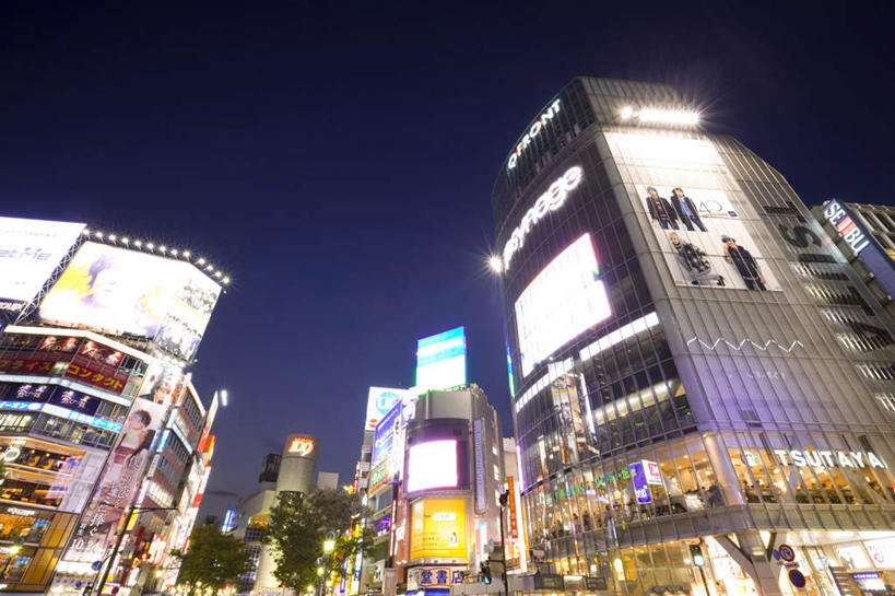 无人,高楼大厦,商店,横图,室外,夜晚,仰视,购物,度假,消费,草地,草坪,美景,植物,城市风光,超市,城市,大厦,道路,建筑,路,路灯,摩天大楼,指示牌,公路,照明,东京,日本,亚洲,标志,文字,景观,灯光,交通,娱乐,标识,灯,草,树,树木,蓝色,绿色,蓝天,天空,自然,天,享受,休闲,景色,放松,金融,百货,生长,成长,照亮,照明设备,选购,贸易,百货公司,东亚,本州,关东地方,本州岛,日本国,东京都,血拼,马路,彩图,低角度拍摄,大楼,高层建筑,高楼,购物商场,购物中心,摩天楼,商业中心