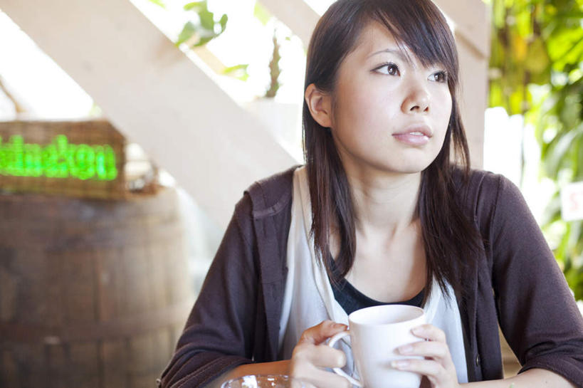 东方人,头发,一个人,坐,捧,笑,摸,微笑,露齿笑,横图,室内,白天,正面,旅游,度假,植物,指示牌,杯子,亚洲,仅一个年轻女性,仅一个女性,仅一个人,抚摸,握,阴影,服装,光线,标志,瓷器,文字,影子,墙,咖啡杯,陶瓷制品,拿,拿着,扭头,注视,休闲装,黄种人,娱乐,标识,墙壁,墙面,树,树木,衣服,绿色,黑色,灰色,阳光,自然,观察,看,转头,享受,休闲,休闲服,放松,握着,服饰,生长,成长,观看,察看,关注,瓷杯,年轻女性,女人,女性,亚洲人,长发,触摸,端,端着,接触,捧着,手捧,坐着,半身,彩图