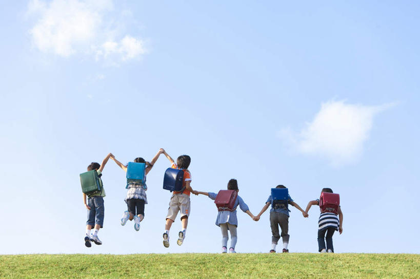 东方人,儿童,头发,站,跳,举,伸展双臂,握手,摸,横图,室外,白天,游戏,纯洁,成功,合作,团队,集体,信心,草地,草坪,植物,亚洲,一排,许多,抚摸,阴影,服装,整齐,光线,包,书包,影子,云,云朵,许多人,半空,玩,云彩,注视,休闲装,黄种人,娱乐,队伍,草,排列,小孩,背面,衣服,黄色,红色,蓝色,绿色,白色,黑色,白云,蓝天,天空,阳光,背包,天,观察,看,托,站着,一群人,休闲,休闲服,可爱,童年,童趣,服饰,观看,活动,察看,成就,队列,发泄,关注,消遣,智力,合伙,童真,烂漫,无邪,宣泄,天真,男孩,男人,男性,女孩,女人,女性,亚洲人,敞开双臂,触摸,接触,举起,举手,举着,拉手,伸开双臂,手拉手,手握手,跳跃,玩耍,嬉戏,向上举,向上伸,向上托,展开双肩,站立,张开手臂,张开双臂,彩图,全身,双肩包,男生,女生