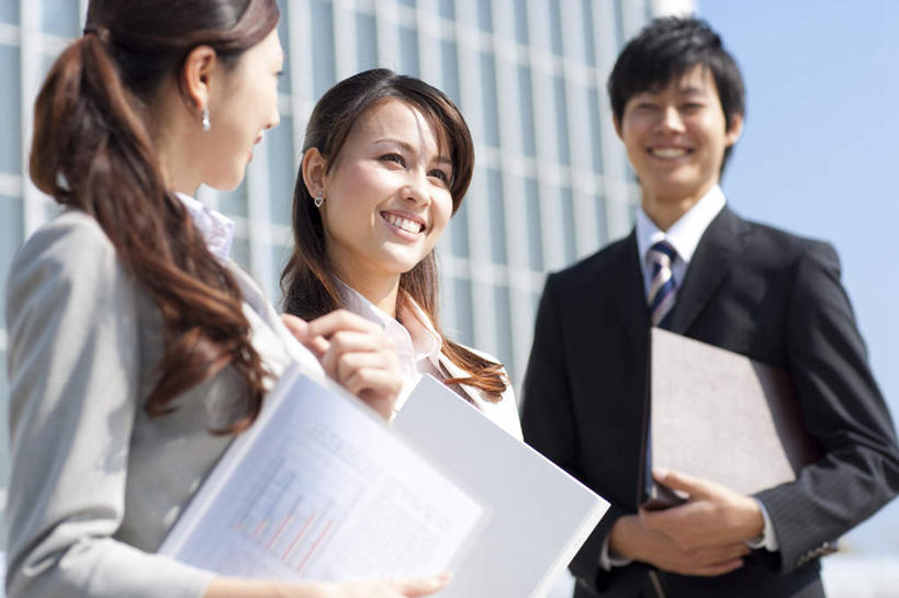 东方人,头发,三个人,同事,商务人士,商务男性,商务女性,高楼大厦,站,捧,笑,摸,微笑,露齿笑,横图,室外,白天,正面,衬衫,成功,合作,团队,集体,信心,窗户,大厦,建筑,摩天大楼,亚洲,一排,许多,抚摸,握,阴影,套装,整齐,光线,材料,档案,文件,影子,云,云朵,拿,云彩,拿着,扭头,注视,黄种人,队伍,玻璃窗,排列,蓝色,黑色,白云,蓝天,天空,阳光,资料,天,观察,看,站着,转头,握着,观看,察看,领导,成就,队列,关注,文档,商务装,合伙,领袖,工薪阶层,男人,男性,年轻男性,年轻女性,女人,女性,亚洲人,长发,白领,上班族,触摸,端,端着,接触,捧着,手捧,站立,半身,彩图,衬衣,大楼,高层建筑,高楼,摩天楼