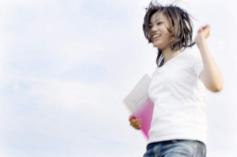 东方人,头发,一个人,站,举,捧,笑,摸,微笑,露齿笑,横图,室外,白天,仰视,书籍,亚洲,仅一个年轻女性,仅一个女性,仅一个人,一本,抚摸,握,阴影,服装,光线,影子,云,云朵,拿,云彩,拿着,注视,休闲装,黄种人,衣服,粉色,蓝色,白色,黑色,白云,蓝天,天空,阳光,天,观察,看,托,站着,休闲,休闲服,握着,服饰,观看,察看,关注,年轻女性,女人,女性,亚洲人,长发,书,图书,触摸,端,端着,接触,举起,举手,举着,捧着,手捧,向上举,向上伸,向上托,站立,半身,彩图,低角度拍摄