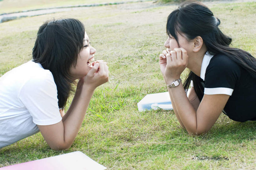 东方人,头发,两个人,伙伴,朋友,笑,摸,微笑,露齿笑,横图,室外,白天,侧面,旅游,度假,友谊,草地,草坪,植物,书籍,亚洲,一本,撑,抚摸,服装,托腮,注视,休闲装,黄种人,娱乐,相视,草,衣服,绿色,白色,黑色,观察,看,趴着,托,张嘴,享受,休闲,面对面,休闲服,放松,服饰,观看,对视,察看,撑着,关注,托下巴,相对,张大嘴巴,相看,友情,年轻女性,女人,女性,亚洲人,长发,书,图书,张开嘴,触摸,接触,趴,半身,彩图