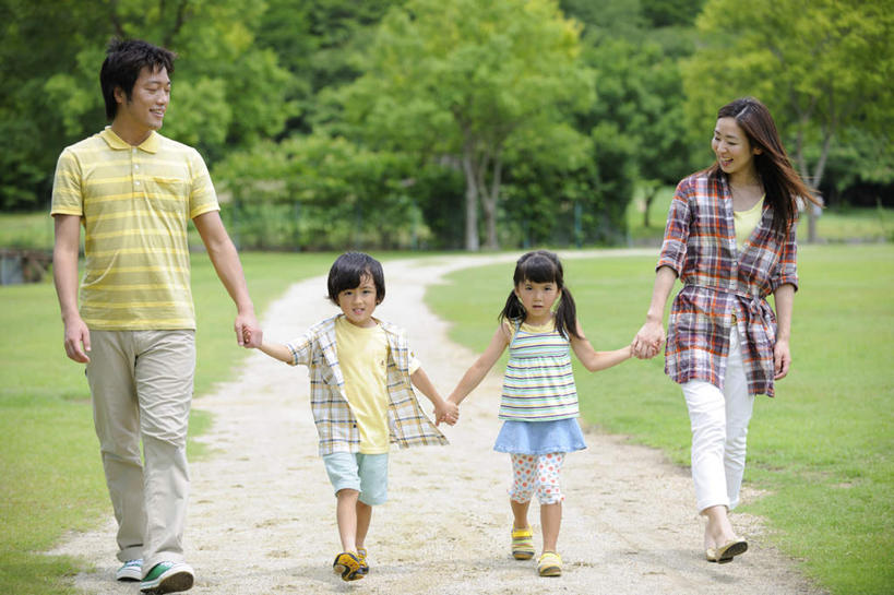 东方人,儿童,头发,四个人,家庭,夫妻,母亲,父亲,女儿,儿子,站,走,伸展双臂,握手,笑,微笑,露齿笑,横图,室外,白天,正面,爱情,旅游,度假,纯洁,草地,草坪,植物,道路,路,亚洲,一排,服装,整齐,方格,小路,交通,浪漫,扭头,注视,休闲装,黄种人,娱乐,草,树,树木,排列,小孩,衣服,黄色,绿色,黑色,灰色,自然,观察,看,站着,转头,享受,休闲,温暖,温馨,父子,母女,一家人,休闲服,恩爱,放松,父爱,可爱,母爱,童年,童趣,恋人,服饰,乡间小路,生长,成长,观看,和睦,察看,队列,关注,童真,烂漫,无邪,天真,男孩,男人,男性,年轻男性,年轻女性,女孩,女人,女性,亚洲人,孩子,长发,夫妇,情侣,步行,敞开双臂,拉手,散步,伸开双臂,手拉手,手握手,展开双肩,站立,张开手臂,张开双臂,走路,彩图,全身,伴侣,融洽,男生,女生