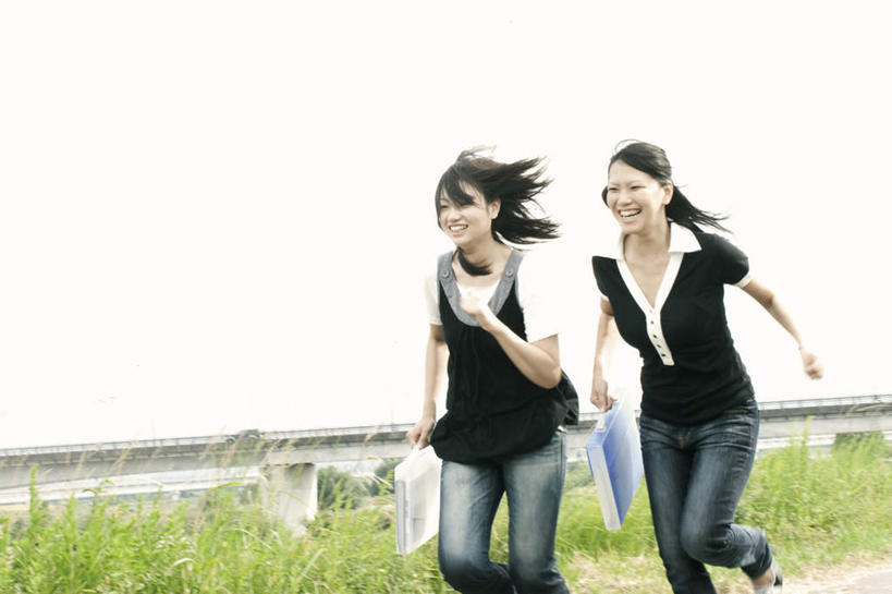 东方人,头发,两个人,伙伴,朋友,站,跑,笑,微笑,露齿笑,横图,室外,白天,正面,锻炼,旅游,度假,友谊,运动,草地,草坪,河流,水,植物,道路,路,亚洲,阴影,服装,裤子,光线,包,皮包,影子,河水,水流,云,云朵,小路,交通,云彩,拎,抬腿,注视,牛仔裤,休闲装,黄种人,娱乐,草,衣服,蓝色,绿色,黑色,白云,蓝天,天空,阳光,天,观察,看,站着,享受,休闲,休闲服,放松,抬手,服饰,乡间小路,观看,单肩包,察看,关注,体育,友情,年轻女性,女人,女性,亚洲人,长发,跑步,站立,半身,彩图,健身,拎着