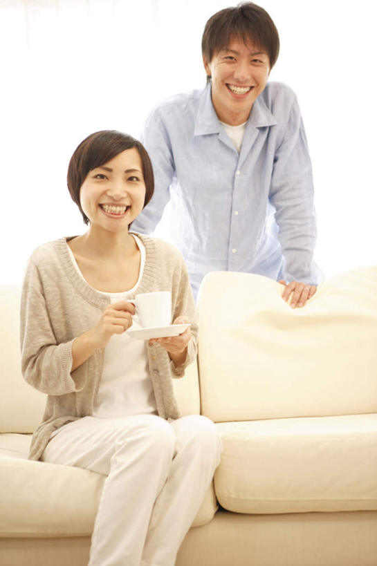 东方人,头发,两个人,家庭,夫妻,站,坐,捧,笑,摸,微笑,露齿笑,竖图,室内,白天,正面,爱情,靠垫,沙发,杯子,餐具,亚洲,抚摸,握,服装,瓷器,碟子,盘,墙,咖啡杯,靠枕,陶瓷制品,浪漫,拿,拿着,注视,休闲装,黄种人,墙壁,墙面,衣服,黄色,蓝色,黑色,盘子,垫子,碟,枕头,观察,看,靠,靠着,倚靠,站着,休闲,温暖,温馨,一家人,休闲服,恩爱,握着,恋人,服饰,观看,和睦,察看,倚着,关注,瓷杯,布艺沙发,男人,男性,年轻男性,年轻女性,女人,女性,亚洲人,夫妇,情侣,触摸,端,端着,接触,捧着,手捧,站立,坐着,半身,彩图,伴侣,融洽