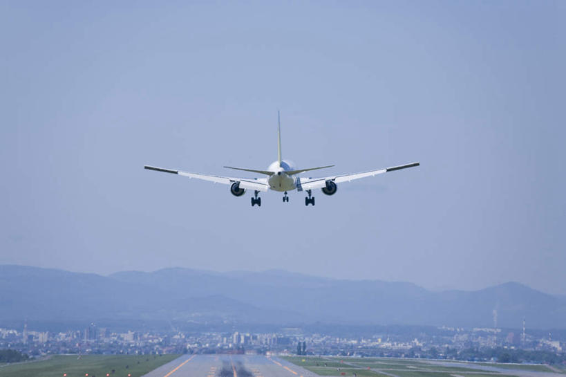 无人,家,横图,室外,白天,正面,旅游,度假,草地,草坪,美景,山,山脉,植物,道路,飞机,路,北海道,日本,亚洲,阴影,飞行,光线,影子,房屋,屋子,景观,山峰,小路,交通,山峦,娱乐,航空,楼房,住宅,草,绿色,阳光,自然,交通工具,群山,享受,休闲,景色,放松,运输,乡间小路,一架,客机,自然风光,载具,东亚,日本国,北海道地方,北海道岛,彩图,房子