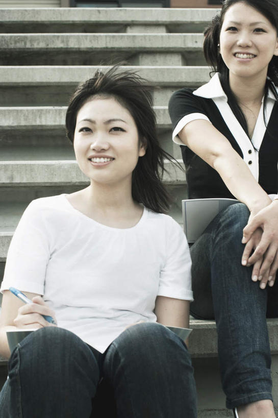 东方人,头发,两个人,伙伴,朋友,坐,笑,摸,微笑,露齿笑,竖图,室外,白天,正面,旅游,度假,友谊,楼梯,亚洲,抚摸,阴影,服装,光线,瓷砖,地砖,影子,阶梯,地面,注视,休闲装,黄种人,娱乐,台阶,衣服,白色,黑色,阳光,观察,看,靠,靠着,倚靠,享受,休闲,休闲服,放松,服饰,观看,察看,倚着,关注,友情,年轻女性,女人,女性,亚洲人,长发,触摸,接触,坐着,半身,彩图