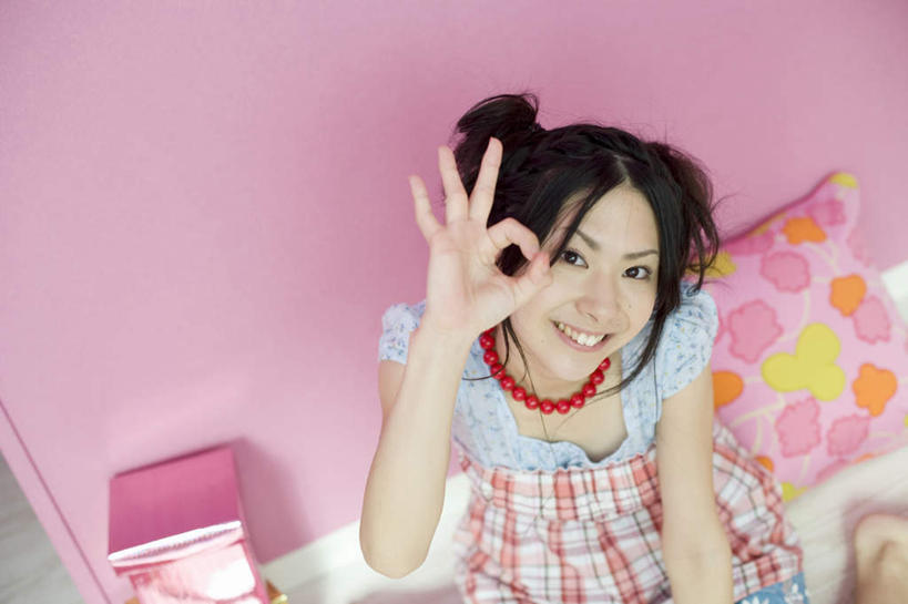 东方人,头发,一个人,坐,举,笑,微笑,露齿笑,横图,俯视,室内,白天,满意,胜利,靠垫,项链,亚洲,仅一个年轻女性,仅一个女性,仅一个人,一条,阴影,服装,光线,瓷砖,地砖,影子,墙,靠枕,地面,注视,休闲装,黄种人,墙壁,墙面,两个,衣服,蓝色,黑色,阳光,垫子,枕头,观察,看,手势,托,休闲,休闲服,同意,ok手势,服饰,观看,察看,关注,年轻女性,女人,女性,亚洲人,长发,举起,举手,举着,抬头,向上举,向上伸,向上托,仰头,坐着,半身,彩图,高角度拍摄,同意手势