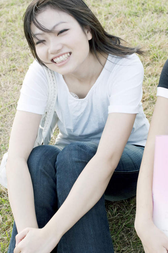 东方人,脸,头,脸颊,头发,两个人,伙伴,朋友,坐,笑,摸,微笑,露齿笑,竖图,俯视,室外,白天,旅游,度假,友谊,草地,草坪,植物,亚洲,撑,抚摸,服装,注视,休闲装,黄种人,娱乐,草,衣服,绿色,白色,黑色,观察,看,享受,休闲,休闲服,放松,服饰,观看,察看,撑着,关注,友情,年轻女性,女人,女性,亚洲人,头部,长发,脸部,脸蛋,面部,触摸,接触,抬头,仰头,坐着,半身,彩图,高角度拍摄