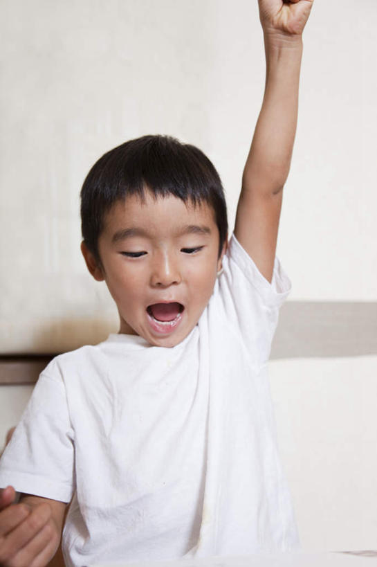 东方人,儿童,头发,一个人,坐,举,笑,微笑,露齿笑,竖图,室内,白天,正面,纯洁,亚洲,仅一个男性,仅一个人,阴影,服装,光线,影子,墙,注视,休闲装,黄种人,墙壁,墙面,小孩,衣服,白色,黑色,阳光,观察,看,靠,靠着,托,倚靠,张嘴,仅一个小孩,休闲,休闲服,可爱,童年,童趣,服饰,观看,察看,倚着,关注,张大嘴巴,童真,烂漫,无邪,天真,男孩,男人,男性,亚洲人,孩子,张开嘴,举起,举手,举着,向上举,向上伸,向上托,坐着,半身,彩图,男生