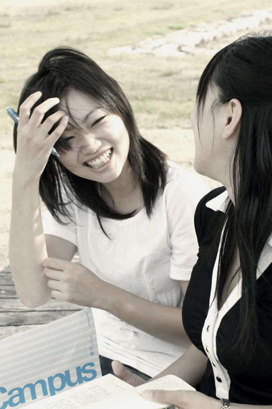 东方人,头发,两个人,伙伴,朋友,坐,笑,摸,微笑,露齿笑,竖图,俯视,室外,白天,旅游,度假,友谊,草地,草坪,植物,书籍,亚洲,抚摸,阴影,服装,光线,英文,标志,文字,影子,字符,字母,扭头,注视,休闲装,黄种人,娱乐,标识,相视,草,衣服,绿色,白色,黑色,阳光,观察,看,转头,享受,休闲,面对面,休闲服,放松,服饰,观看,对视,英文字母,察看,关注,相对,相看,友情,年轻女性,女人,女性,亚洲人,长发,书,图书,触摸,接触,坐着,半身,彩图,高角度拍摄