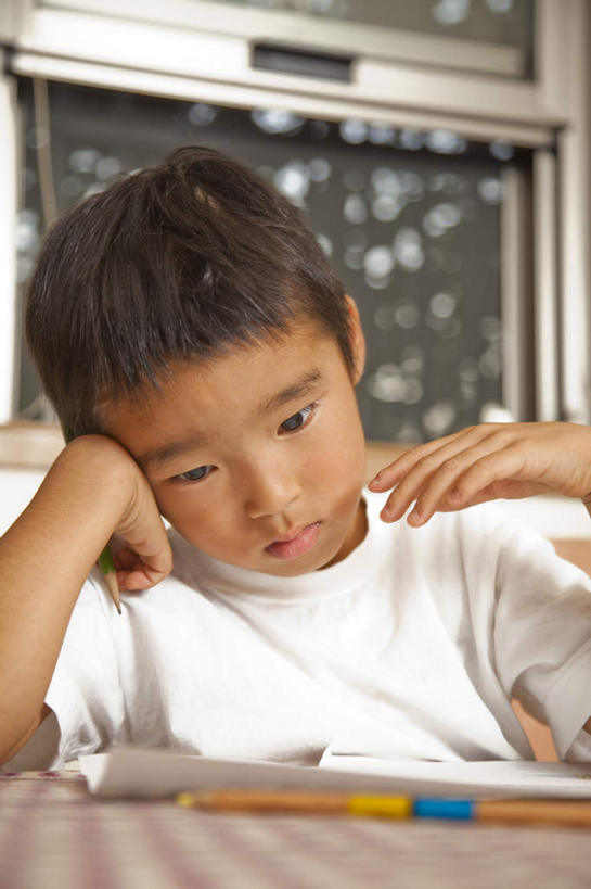 东方人,儿童,头发,一个人,坐,摸,竖图,室内,白天,仰视,纯洁,窗户,桌子,亚洲,仅一个男性,仅一个人,撑,抚摸,阴影,服装,光线,影子,记事本,托腮,注视,休闲装,黄种人,书桌,玻璃窗,小孩,衣服,白色,黑色,阳光,本子,笔记本,课桌,低头,观察,看,托,仅一个小孩,休闲,休闲服,可爱,童年,童趣,服饰,观看,察看,撑着,关注,托下巴,童真,烂漫,无邪,天真,男孩,男人,男性,亚洲人,孩子,触摸,接触,坐着,半身,彩图,低角度拍摄,男生