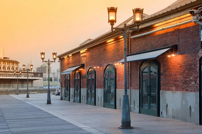 无人,家,横图,室外,白天,正面,旅游,度假,美景,窗户,落地窗,道路,路,路灯,照明,日本,亚洲,一排,许多,阴影,整齐,反射,影子,房屋,屋子,景观,小路,灯光,交通,仓库,娱乐,楼房,玻璃窗,住宅,灯,排列,天空,自然,天,享受,休闲,金色,景色,放松,乡间小路,照亮,照明设备,队列,自然风光,东亚,本州,本州岛,日本国,近畿地方,近畿,兵库,兵库县,彩图,房子