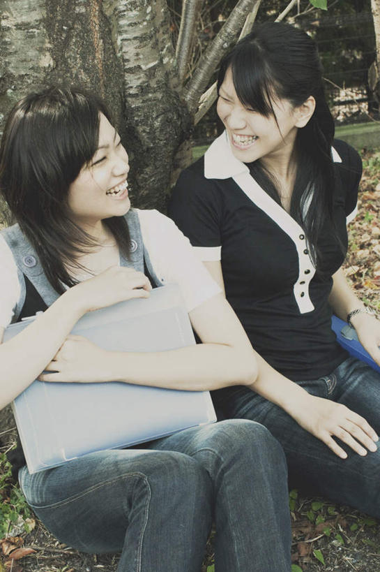 东方人,头发,两个人,伙伴,朋友,坐,笑,摸,微笑,露齿笑,竖图,俯视,室外,白天,旅游,度假,友谊,电脑,笔记本电脑,草地,草坪,植物,叶子,亚洲,抚摸,阴影,服装,光线,网络,影子,枯叶,落叶,注视,休闲装,黄种人,娱乐,通讯设备,相视,草,树,树木,衣服,绿色,白色,黑色,阳光,自然,观察,看,靠,靠着,倚靠,享受,休闲,面对面,休闲服,放松,服饰,生长,成长,观看,对视,察看,无线,倚着,关注,通信设备,相对,无线网络,无线上网,便携式电脑,相看,友情,手提电脑,年轻女性,女人,女性,亚洲人,长发,叶,叶片,触摸,接触,坐着,半身,彩图,高角度拍摄