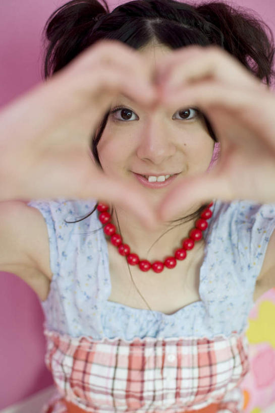 东方人,头发,一个人,坐,举,笑,微笑,露齿笑,竖图,俯视,室内,白天,爱情,沙发,项链,亚洲,仅一个年轻女性,仅一个女性,仅一个人,一条,服装,爱心,浪漫,注视,休闲装,黄种人,衣服,粉色,红色,蓝色,黑色,观察,看,手势,托,休闲,温暖,温馨,心形,休闲服,恩爱,服饰,观看,和睦,察看,关注,布艺沙发,年轻女性,女人,女性,亚洲人,心型,长发,举起,举手,举着,抬头,向上举,向上伸,向上托,仰头,坐着,半身,彩图,高角度拍摄,融洽