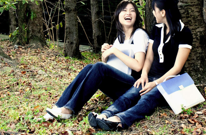 东方人,头发,两个人,伙伴,朋友,坐,笑,微笑,露齿笑,横图,室外,白天,正面,旅游,度假,友谊,草地,草坪,植物,亚洲,阴影,服装,裤子,光线,包,皮包,影子,扭头,注视,牛仔裤,休闲装,黄种人,娱乐,相视,草,树,树木,一个,衣服,绿色,白色,黑色,阳光,自然,观察,看,靠,靠着,倚靠,张嘴,转头,享受,休闲,面对面,休闲服,放松,服饰,生长,单个,成长,观看,对视,单肩包,察看,倚着,关注,相对,张大嘴巴,相看,友情,年轻女性,女人,女性,亚洲人,长发,张开嘴,坐着,彩图,全身