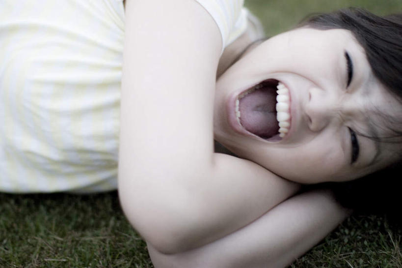 东方人,脸,头,脸颊,头发,一个人,躺,笑,摸,微笑,露齿笑,横图,俯视,室外,白天,旅游,度假,草地,草坪,植物,亚洲,仅一个年轻女性,仅一个女性,仅一个人,撑,抚摸,服装,注视,休闲装,黄种人,娱乐,草,衣服,绿色,白色,黑色,观察,看,张嘴,享受,休闲,休闲服,放松,服饰,观看,察看,撑着,喊叫,呼喊,关注,张大嘴巴,卧着,年轻女性,女人,女性,亚洲人,头部,长发,脸部,脸蛋,面部,张开嘴,触摸,接触,躺着,卧,半身,彩图,高角度拍摄