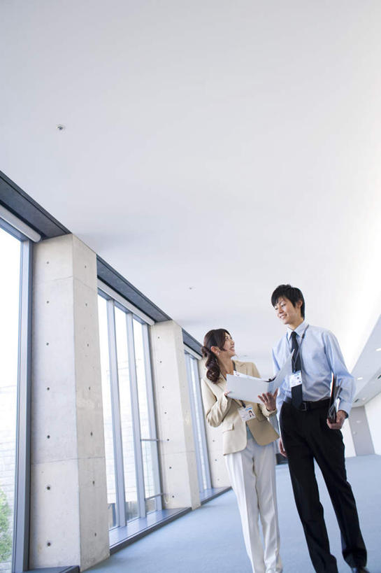 东方人,头发,两个人,伙伴,朋友,商务人士,商务男性,商务女性,站,捧,笑,摸,说,微笑,露齿笑,竖图,室内,白天,正面,衬衫,讨论,友谊,窗户,亚洲,抚摸,握,阴影,套装,光线,材料,档案,文件,影子,墙,走道,走廊,过道,领带,拿,拿着,注视,黄种人,玻璃窗,墙壁,墙面,黑色,阳光,资料,观察,看,站着,握着,观看,察看,关注,文档,商务装,工薪阶层,交流,友情,男人,男性,年轻男性,年轻女性,女人,女性,亚洲人,白领,上班族,触摸,端,端着,沟通,讲话,交谈,接触,捧着,商讨,手捧,说话,谈话,站立,半身,彩图,衬衣