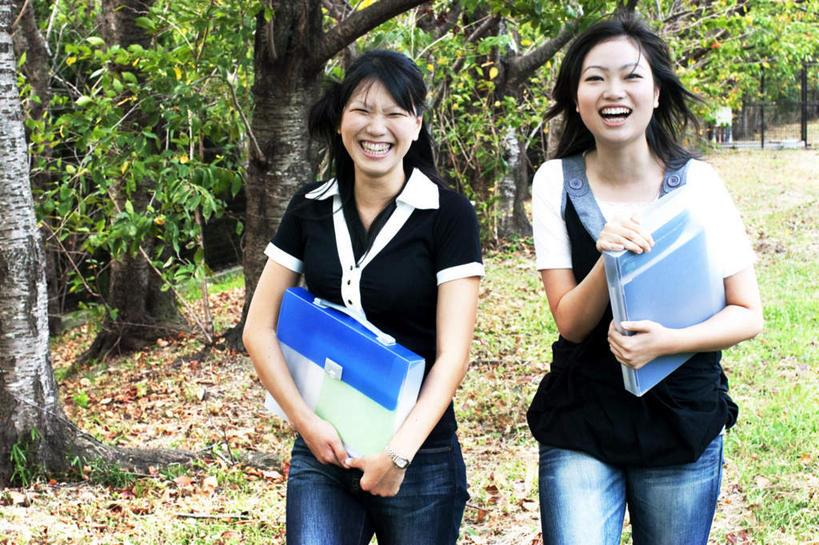 东方人,头发,两个人,伙伴,朋友,站,走,捧,笑,摸,微笑,露齿笑,横图,室外,白天,正面,旅游,度假,友谊,草地,草坪,植物,书籍,亚洲,抚摸,握,阴影,服装,光线,包,皮包,影子,拿,拿着,注视,休闲装,黄种人,娱乐,草,树,树木,衣服,蓝色,绿色,黑色,阳光,自然,观察,看,站着,张嘴,享受,休闲,休闲服,放松,握着,服饰,生长,成长,观看,单肩包,察看,关注,张大嘴巴,友情,年轻女性,女人,女性,亚洲人,长发,书,图书,张开嘴,步行,触摸,端,端着,接触,捧着,散步,手捧,站立,走路,半身,彩图