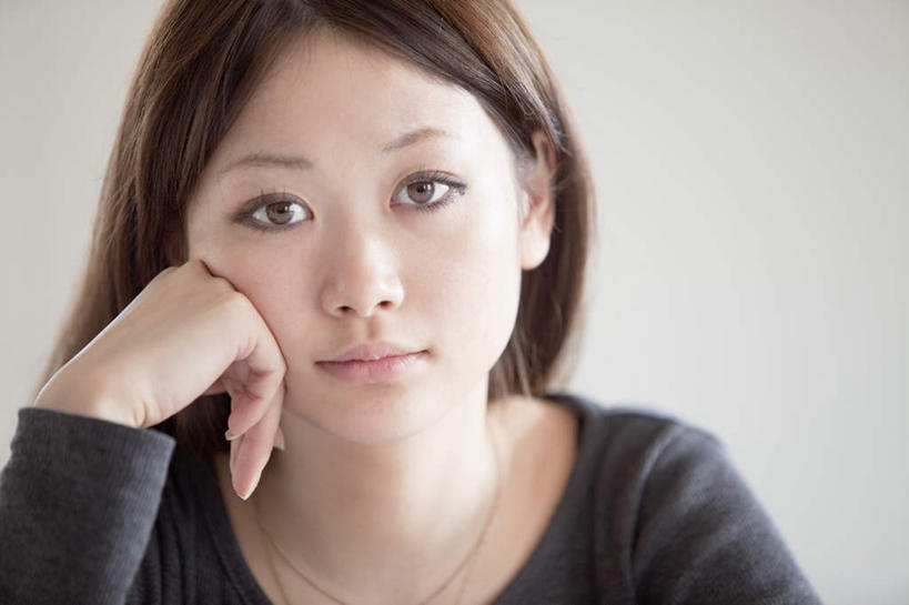 东方人,脸,头,脸颊,头发,一个人,坐,笑,摸,微笑,露齿笑,横图,室内,白天,白色背景,正面,项链,亚洲,仅一个年轻女性,仅一个女性,仅一个人,一根,撑,抚摸,服装,托腮,注视,休闲装,黄种人,衣服,黑色,灰色,观察,看,托,休闲,休闲服,摄影,服饰,影棚,观看,察看,撑着,关注,托下巴,年轻女性,女人,女性,亚洲人,头部,长发,脸部,脸蛋,面部,触摸,接触,坐着,半身,彩图,影棚拍摄,拍摄