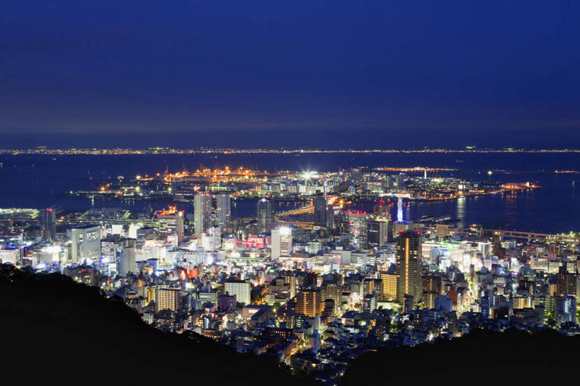 无人,高楼大厦,码头,横图,俯视,航拍,室外,夜晚,度假,海浪,海洋,美景,山,山脉,植物,城市风光,城市,大厦,港口,建筑,路灯,摩天大楼,照明,日本,亚洲,阴影,光线,影子,景观,浪花,山峰,灯光,山峦,娱乐,灯,树,树木,绿色,自然,海水,群山,享受,休闲,景色,放松,生长,成长,照亮,照明设备,鸟瞰,海景,东亚,本州,本州岛,日本国,近畿地方,近畿,兵库,兵库县,大海,风浪,海,海水的波动,近岸浪,涌浪,彩图,高角度拍摄,摆渡口,埠头,大楼,渡口,渡头,港湾,高层建筑,高楼,海港,货运码头,口岸,摩天楼,商港