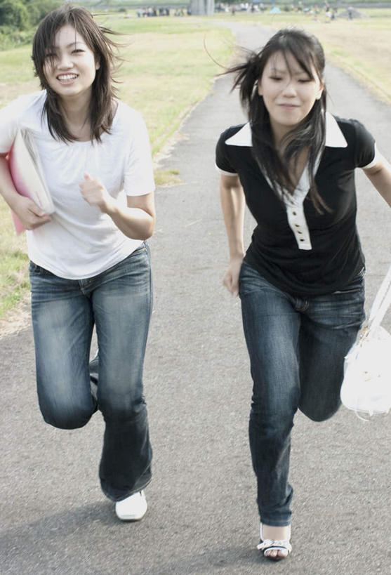 东方人,头发,两个人,伙伴,朋友,站,跑,笑,微笑,露齿笑,竖图,俯视,室外,白天,锻炼,旅游,度假,友谊,运动,草地,草坪,植物,道路,路,亚洲,阴影,服装,光线,影子,小路,交通,抬腿,注视,休闲装,黄种人,娱乐,草,树,树木,衣服,绿色,白色,黑色,阳光,自然,观察,看,站着,享受,休闲,休闲服,放松,抬手,服饰,乡间小路,生长,成长,观看,察看,关注,体育,友情,年轻女性,女人,女性,亚洲人,长发,跑步,站立,半身,彩图,高角度拍摄,健身