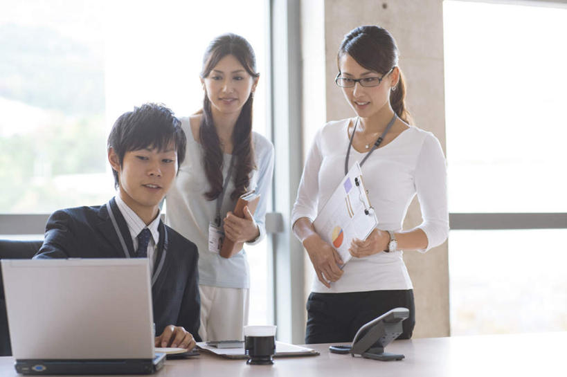 东方人,头发,三个人,同事,商务人士,商务男性,商务女性,办公室,站,坐,摸,说,打电话,横图,室内,白天,正面,衬衫,讨论,成功,合作,团队,集体,信心,电脑,笔记本电脑,窗户,电话,手机,亚洲,抚摸,敲打,阴影,套装,光线,网络,材料,档案,文件,影子,墙,领带,注视,黄种人,输入,通讯设备,队伍,玻璃窗,墙壁,墙面,黑色,阳光,资料,打字,观察,看,靠,靠着,倚靠,站着,观看,点击,敲击,察看,无线,领导,倚着,成就,关注,文档,通信设备,商务装,无线网络,合伙,领袖,无线上网,便携式电脑,工薪阶层,交流,按键,手提电脑,男人,男性,年轻男性,年轻女性,女人,女性,亚洲人,长发,白领,上班族,触摸,沟通,讲话,交谈,接触,商讨,说话,谈话,通话,站立,坐着,半身,彩图,衬衣