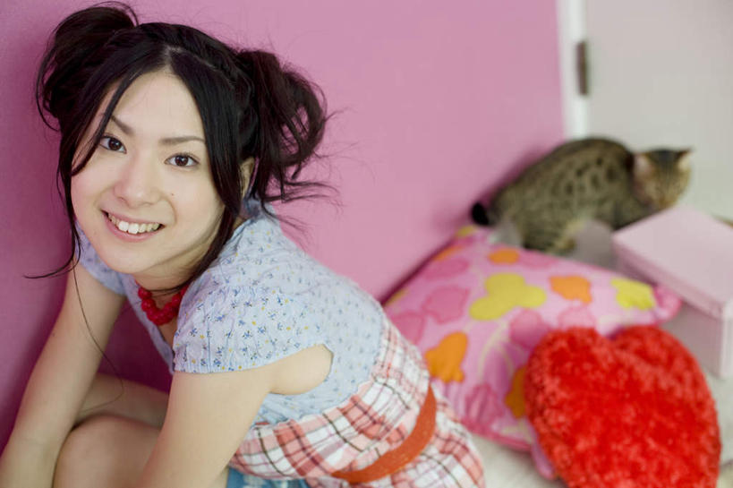 东方人,头发,一个人,坐,笑,摸,微笑,露齿笑,横图,俯视,室内,白天,爱情,靠垫,沙发,亚洲,仅一个年轻女性,仅一个女性,仅一个人,抚摸,服装,爱心,靠枕,浪漫,扭头,注视,休闲装,黄种人,一个,衣服,红色,蓝色,黑色,垫子,枕头,观察,看,转头,休闲,温暖,温馨,心形,休闲服,恩爱,服饰,单个,观看,和睦,察看,关注,布艺沙发,年轻女性,女人,女性,亚洲人,心型,长发,触摸,接触,抬头,仰头,坐着,半身,彩图,高角度拍摄,融洽