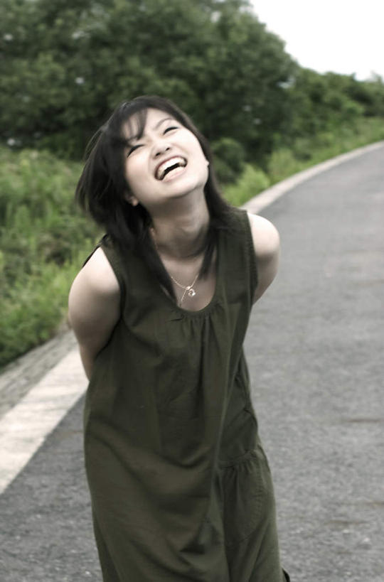 东方人,头发,一个人,站,笑,微笑,露齿笑,竖图,俯视,室外,白天,旅游,度假,草地,草坪,森林,树林,植物,道路,路,亚洲,仅一个年轻女性,仅一个女性,仅一个人,阴影,服装,光线,影子,云,云朵,小路,交通,云彩,注视,休闲装,黄种人,娱乐,草,树,树木,衣服,蓝色,绿色,黑色,灰色,白云,蓝天,天空,阳光,自然,天,观察,看,站着,张嘴,享受,休闲,休闲服,放松,服饰,乡间小路,生长,成长,观看,察看,喊叫,呼喊,关注,张大嘴巴,年轻女性,女人,女性,亚洲人,长发,张开嘴,抬头,仰头,站立,半身,彩图,高角度拍摄