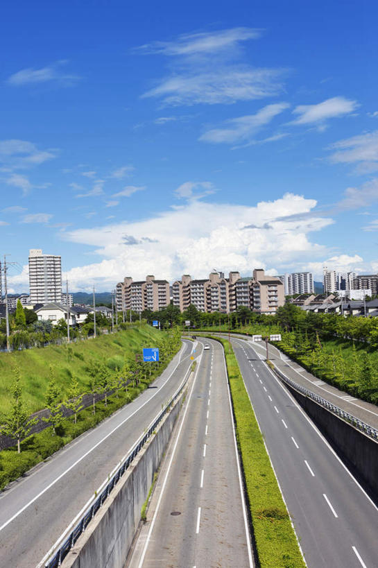 无人,高楼大厦,竖图,俯视,室外,白天,度假,草地,草坪,美景,植物,城市风光,城市,大厦,道路,建筑,路,摩天大楼,公路,日本,亚洲,阴影,光线,影子,景观,云,云朵,分界线,停车线,交通,云彩,娱乐,草,树,树木,蓝色,绿色,白云,蓝天,天空,阳光,自然,天,享受,休闲,景色,放松,生长,成长,车行道,车行道分界线,标线,东亚,车行线,本州,本州岛,日本国,近畿地方,近畿,兵库,兵库县,马路,彩图,高角度拍摄,大楼,高层建筑,高楼,摩天楼