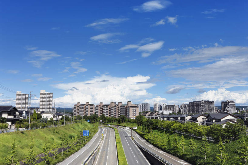 无人,高楼大厦,横图,室外,白天,正面,度假,草地,草坪,美景,植物,城市风光,城市,大桥,大厦,道路,建筑,立交桥,路,摩天大楼,桥梁,公路,日本,亚洲,阴影,光线,影子,景观,云,云朵,高架,斜拉桥,桥,分界线,停车线,交通,云彩,娱乐,草,树,树木,蓝色,绿色,白云,蓝天,天空,阳光,自然,天,享受,休闲,景色,放松,生长,成长,车行道,车行道分界线,标线,东亚,车行线,本州,本州岛,日本国,近畿地方,近畿,兵库,兵库县,马路,彩图,大楼,高层建筑,高楼,摩天楼