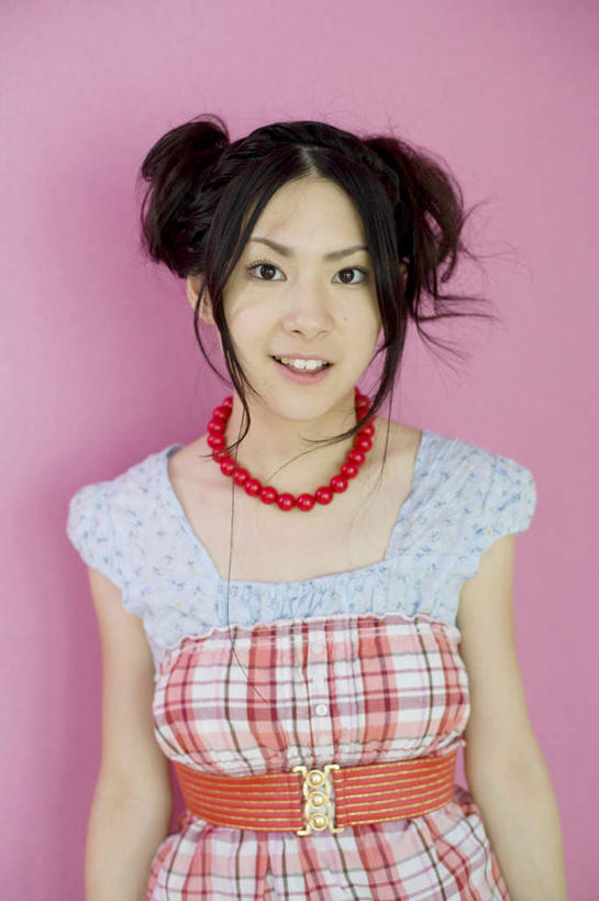 东方人,头发,一个人,站,笑,微笑,露齿笑,竖图,室内,白天,正面,项链,亚洲,仅一个年轻女性,仅一个女性,仅一个人,一条,阴影,粉色背景,条纹,服装,反射,影子,注视,休闲装,黄种人,衣服,红色,黑色,灰色,观察,看,靠,靠着,倚靠,站着,休闲,休闲服,摄影,服饰,影棚,观看,察看,倚着,关注,年轻女性,女人,女性,亚洲人,长发,站立,半身,彩图,影棚拍摄,拍摄