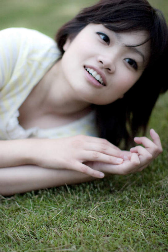 东方人,头发,一个人,躺,笑,摸,微笑,露齿笑,竖图,俯视,室外,白天,旅游,度假,草地,草坪,植物,亚洲,仅一个年轻女性,仅一个女性,仅一个人,撑,抚摸,阴影,服装,光线,影子,注视,休闲装,黄种人,娱乐,草,衣服,绿色,白色,黑色,阳光,观察,看,享受,休闲,休闲服,放松,服饰,观看,察看,撑着,关注,卧着,年轻女性,女人,女性,亚洲人,长发,触摸,接触,抬头,躺着,卧,仰头,半身,彩图,高角度拍摄
