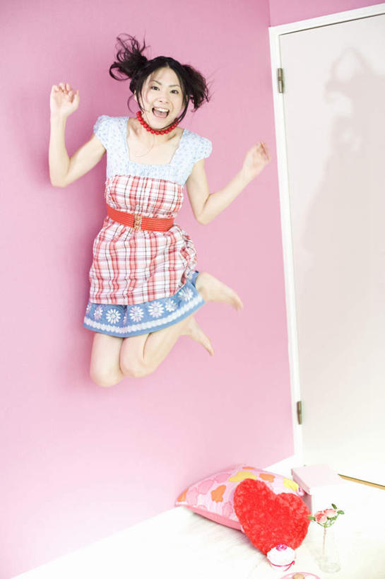 东方人,头发,一个人,躺,伸展双臂,笑,微笑,露齿笑,竖图,俯视,室内,白天,爱情,靠垫,亚洲,仅一个年轻女性,仅一个女性,仅一个人,阴影,条纹,服装,爱心,光线,瓷砖,地砖,影子,靠枕,地面,浪漫,抬腿,注视,休闲装,黄种人,一个,衣服,红色,白色,黑色,阳光,垫子,枕头,观察,看,张嘴,休闲,温暖,温馨,心形,休闲服,恩爱,服饰,单个,观看,和睦,察看,关注,张大嘴巴,卧着,年轻女性,女人,女性,亚洲人,心型,长发,张开嘴,敞开双臂,伸开双臂,躺着,卧,展开双肩,张开手臂,张开双臂,彩图,高角度拍摄,全身,融洽