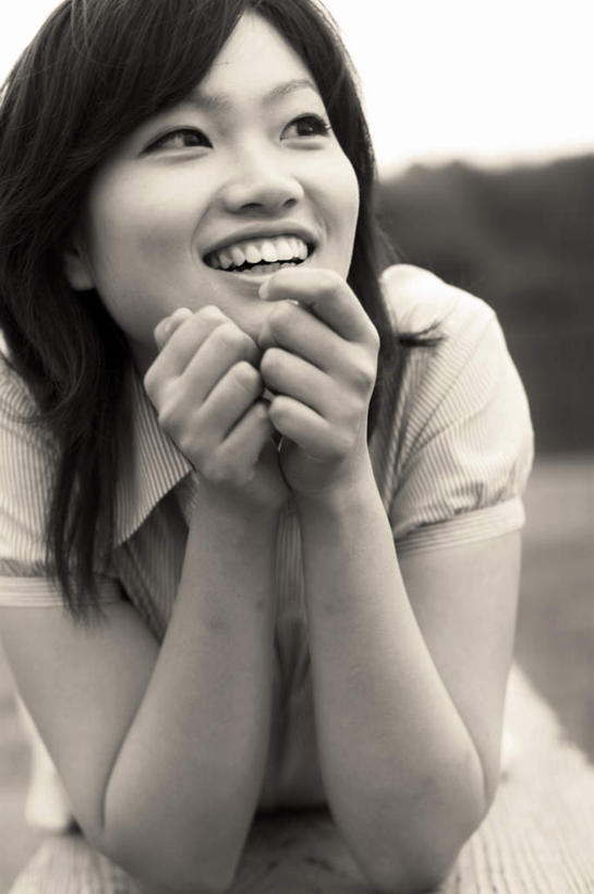 东方人,头发,一个人,笑,摸,微笑,露齿笑,竖图,室外,白天,正面,旅游,度假,草地,草坪,植物,亚洲,仅一个年轻女性,仅一个女性,仅一个人,撑,抚摸,阴影,服装,光线,影子,扭头,托腮,注视,休闲装,黄种人,娱乐,草,树,树木,衣服,蓝色,绿色,白色,黑色,蓝天,天空,阳光,自然,天,观察,看,趴着,托,转头,享受,休闲,休闲服,放松,服饰,生长,成长,观看,察看,撑着,关注,托下巴,年轻女性,女人,女性,亚洲人,长发,触摸,接触,趴,半身,彩图