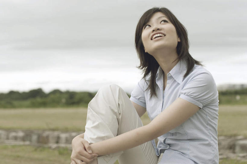 东方人,头发,一个人,坐,笑,摸,微笑,露齿笑,横图,室外,白天,正面,旅游,度假,草地,草坪,植物,亚洲,仅一个年轻女性,仅一个女性,仅一个人,一堆,撑,抚摸,阴影,堆叠,堆积,服装,光线,影子,云,云朵,云彩,注视,休闲装,黄种人,娱乐,草,树,树木,衣服,绿色,白色,黑色,白云,天空,阳光,自然,天,观察,看,享受,休闲,休闲服,放松,服饰,生长,成长,观看,堆,察看,撑着,关注,年轻女性,女人,女性,亚洲人,长发,触摸,接触,抬头,仰头,坐着,半身,彩图