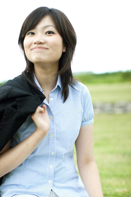 东方人,脸,头,脸颊,头发,一个人,站,笑,摸,微笑,露齿笑,竖图,室外,白天,正面,衬衫,旅游,度假,草地,草坪,植物,亚洲,仅一个年轻女性,仅一个女性,仅一个人,抚摸,阴影,光线,影子,云,云朵,云彩,拎,注视,黄种人,娱乐,草,树,树木,绿色,黑色,白云,天空,阳光,自然,天,观察,看,站着,享受,休闲,放松,生长,成长,观看,察看,关注,高傲,年轻女性,女人,女性,亚洲人,头部,长发,脸部,脸蛋,面部,触摸,接触,站立,半身,彩图,衬衣,拎着