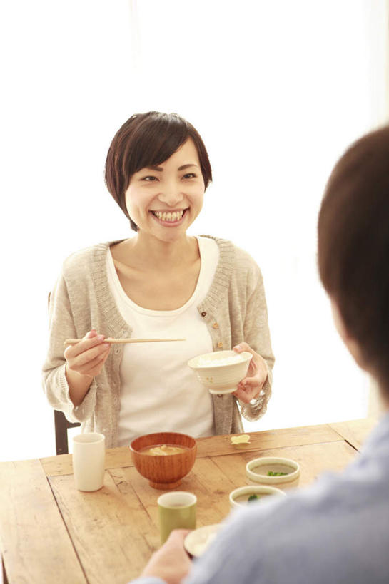 米饭,东方人,头发,两个人,家庭,夫妻,客厅,站,捧,笑,摸,吃,微笑,露齿笑,竖图,俯视,室内,白天,爱情,烹饪,餐桌,筷子,桌子,餐具,亚洲,一堆,一双,抚摸,握,阴影,堆叠,堆积,服装,光线,碟子,盘,围裙,影子,墙,日本料理,料理,食品,饭,浪漫,拿,拿着,注视,休闲装,黄种人,文化,传统,菜肴,美食,相视,墙壁,墙面,食物,衣服,粉色,阳光,盘子,碟,日式料理,观察,看,站着,休闲,日式,温暖,温馨,一家人,面对面,休闲服,恩爱,握着,恋人,服饰,佳肴,餐台,观看,堆,对视,礼节,五谷,和睦,察看,起居室,关注,礼仪,相对,相看,一碗,男人,男性,年轻男性,年轻女性,女人,女性,亚洲人,夫妇,情侣,进餐用具,触摸,端,端着,接触,嚼,捧着,食,手捧,站立,半身,彩图,高角度拍摄,伴侣,融洽