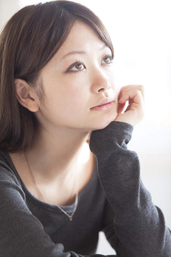 东方人,脸,头,脸颊,头发,一个人,坐,笑,摸,微笑,露齿笑,竖图,室内,白天,正面,亚洲,仅一个年轻女性,仅一个女性,仅一个人,撑,抚摸,服装,托腮,注视,休闲装,黄种人,衣服,黑色,灰色,观察,看,靠,靠着,托,倚靠,休闲,休闲服,服饰,观看,察看,撑着,倚着,关注,托下巴,年轻女性,女人,女性,亚洲人,头部,长发,脸部,脸蛋,面部,触摸,接触,抬头,仰头,坐着,半身,彩图