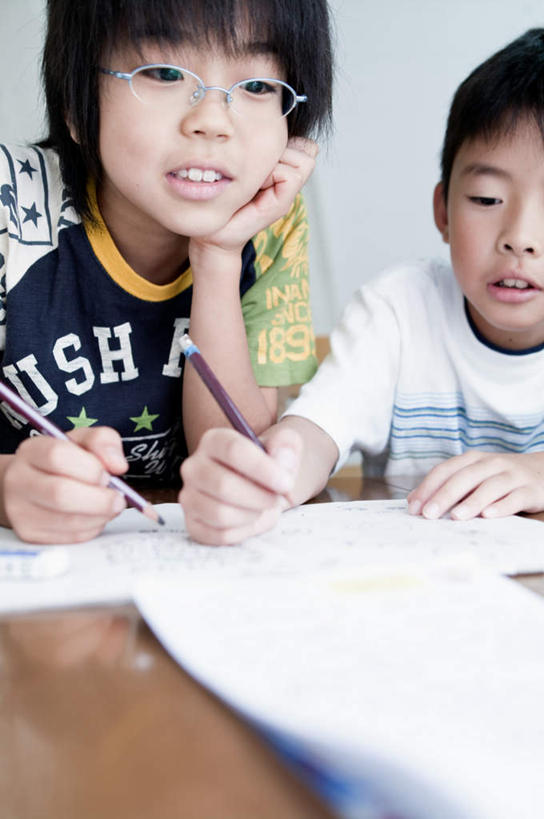 东方人,儿童,头发,两个人,伙伴,朋友,坐,笑,摸,微笑,露齿笑,竖图,室内,白天,正面,友谊,纯洁,桌子,亚洲,一副,撑,抚摸,握,写,服装,朦胧,模糊,英文,笔,标志,文字,眼镜,字符,字母,墙,办公用品,记事本,拿,拿着,托腮,注视,休闲装,黄种人,标识,书桌,墙壁,墙面,文具,小孩,衣服,蓝色,黑色,本子,笔记本,课桌,学习用品,观察,记录,看,托,休闲,休闲服,可爱,童年,童趣,握着,服饰,观看,英文字母,文具用品,两支,察看,关注,托下巴,近视眼镜,童真,烂漫,无邪,天真,友情,男孩,男人,男性,亚洲人,触摸,接触,坐着,半身,彩图,男生