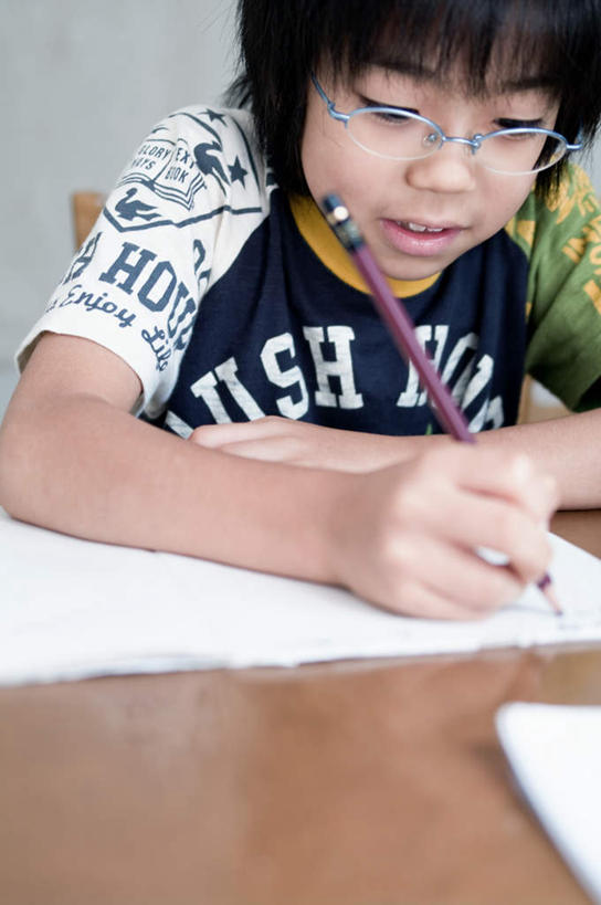 东方人,儿童,头发,一个人,坐,笑,摸,微笑,露齿笑,竖图,俯视,室内,白天,纯洁,桌子,椅子,亚洲,仅一个男性,仅一个人,抚摸,握,写,服装,英文,笔,标志,文字,字符,字母,木椅,墙,办公用品,记事本,拿,拿着,注视,休闲装,黄种人,标识,书桌,墙壁,墙面,文具,小孩,衣服,蓝色,黑色,本子,笔记本,课桌,学习用品,低头,观察,记录,看,靠,靠着,倚靠,仅一个小孩,休闲,休闲服,可爱,童年,童趣,握着,服饰,观看,英文字母,文具用品,一支,察看,倚着,关注,童真,烂漫,无邪,天真,男孩,男人,男性,亚洲人,孩子,触摸,接触,坐着,半身,彩图,高角度拍摄,男生