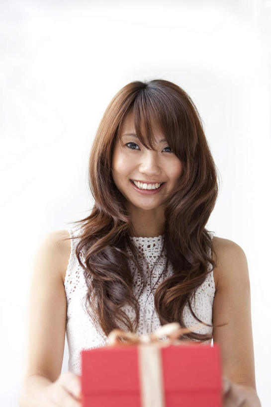 东方人,头发,一个人,站,捧,笑,摸,微笑,露齿笑,竖图,室内,白天,白色背景,正面,礼盒,礼物,亚洲,仅一个年轻女性,仅一个女性,仅一个人,抚摸,握,服装,装饰,纸盒,拿,拿着,注视,休闲装,黄种人,盒子,装饰品,一个,衣服,红色,白色,黑色,包装盒,蝴蝶结,装饰物,礼品盒,观察,看,站着,休闲,休闲服,握着,摄影,服饰,礼品,影棚,单个,观看,华丽,修饰,点缀,察看,关注,饰物,衬托,美观,雅致,雅观,年轻女性,女人,女性,亚洲人,长发,卷发,触摸,端,端着,接触,捧着,手捧,站立,半身,彩图,影棚拍摄,拍摄