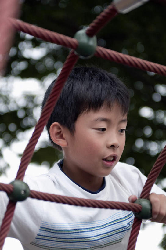 东方人,儿童,一个人,站,笑,摸,微笑,露齿笑,竖图,室外,白天,正面,旅游,度假,纯洁,草地,草坪,植物,游乐场,亚洲,仅一个男性,仅一个人,撑,抚摸,阴影,条纹,服装,朦胧,模糊,光线,影子,注视,休闲装,黄种人,娱乐,草,树,树木,小孩,衣服,蓝色,绿色,白色,蓝天,天空,阳光,自然,天,扶,观察,看,站着,仅一个小孩,享受,休闲,休闲服,放松,可爱,童年,童趣,服饰,游乐设施,生长,成长,观看,察看,撑着,扶着,关注,童真,烂漫,无邪,天真,男孩,男人,男性,亚洲人,孩子,触摸,接触,站立,半身,彩图,男生