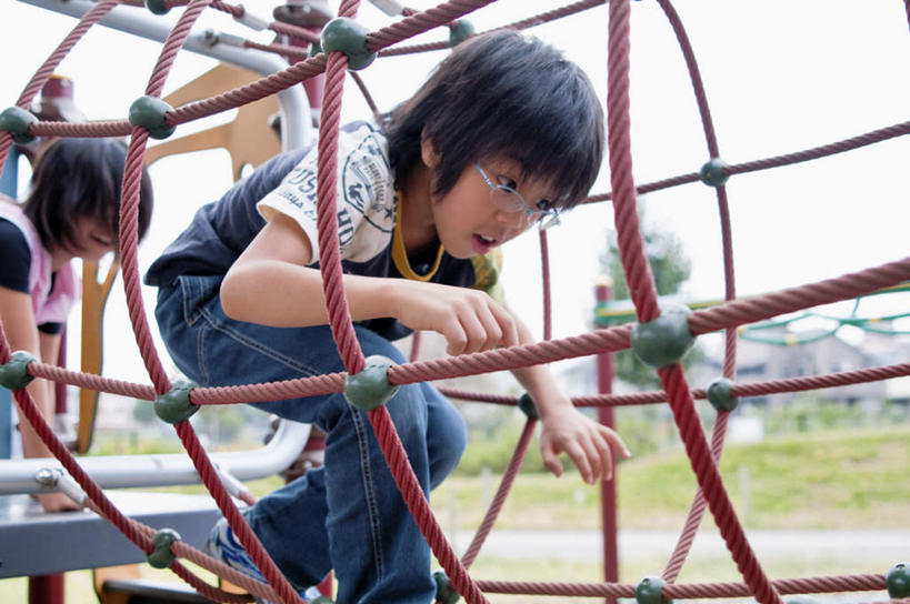 东方人,儿童,头发,两个人,伙伴,朋友,站,走,笑,微笑,露齿笑,横图,室外,白天,正面,旅游,度假,友谊,纯洁,草地,草坪,植物,游乐场,亚洲,一副,弯腰,阴影,服装,光线,眼镜,影子,云,云朵,云彩,注视,休闲装,黄种人,娱乐,草,树,树木,小孩,衣服,蓝色,绿色,黑色,白云,蓝天,天空,阳光,自然,天,低头,观察,看,站着,张嘴,享受,休闲,休闲服,放松,可爱,童年,童趣,服饰,游乐设施,生长,成长,观看,察看,关注,近视眼镜,张大嘴巴,童真,烂漫,无邪,弯身,天真,友情,男孩,男人,男性,亚洲人,张开嘴,步行,散步,站立,走路,半身,彩图,男生