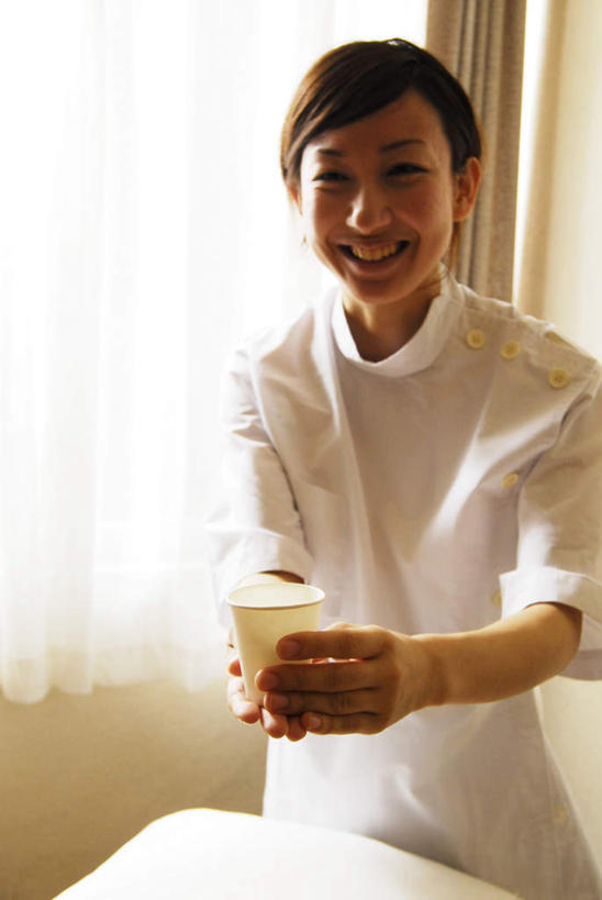 东方人,头发,一个人,站,捧,笑,摸,微笑,露齿笑,竖图,室内,白天,正面,窗户,窗帘,落地窗,杯子,亚洲,仅一个年轻女性,仅一个女性,仅一个人,抚摸,握,阴影,服装,光线,影子,墙,拿,拿着,注视,休闲装,黄种人,玻璃窗,墙壁,墙面,一个,衣服,白色,黑色,阳光,水杯,观察,看,站着,休闲,休闲服,握着,服饰,单个,观看,察看,关注,年轻女性,女人,女性,亚洲人,长发,茶杯,触摸,端,端着,接触,捧着,手捧,站立,半身,彩图