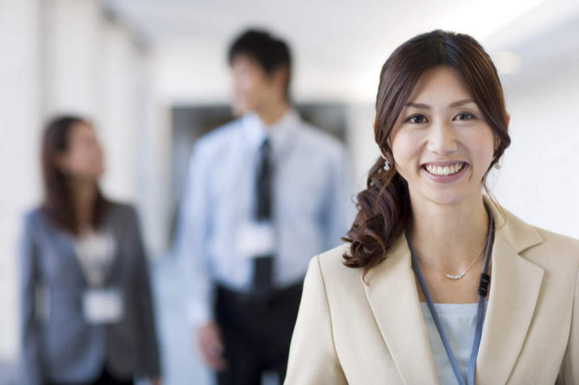 东方人,头发,三个人,同事,商务人士,商务男性,商务女性,站,笑,微笑,露齿笑,横图,室内,白天,正面,衬衫,成功,合作,团队,集体,信心,窗户,名片,亚洲,阴影,套装,朦胧,模糊,光线,信息,影子,墙,走道,走廊,过道,领带,地面,联系,扭头,注视,黄种人,队伍,玻璃窗,相视,墙壁,墙面,白色,黑色,阳光,卡片,观察,看,站着,转头,面对面,观看,对视,察看,领导,成就,关注,相对,商务装,身份,合伙,领袖,工薪阶层,相看,名刺,名帖,交往,男人,男性,年轻男性,年轻女性,女人,女性,亚洲人,长发,白领,上班族,站立,半身,彩图,衬衣,商业